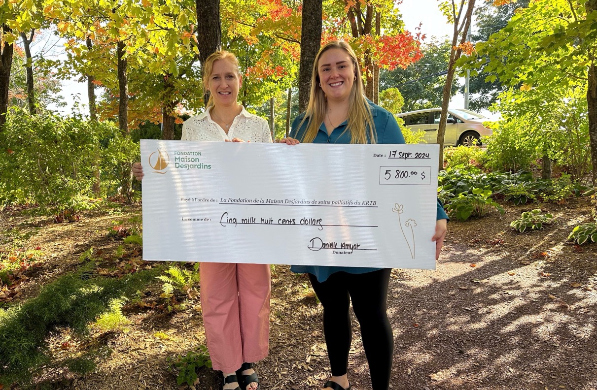 Photo - La famille Amyot remet un montant de 5 800 $ à la Fondation de la Maison Desjardins